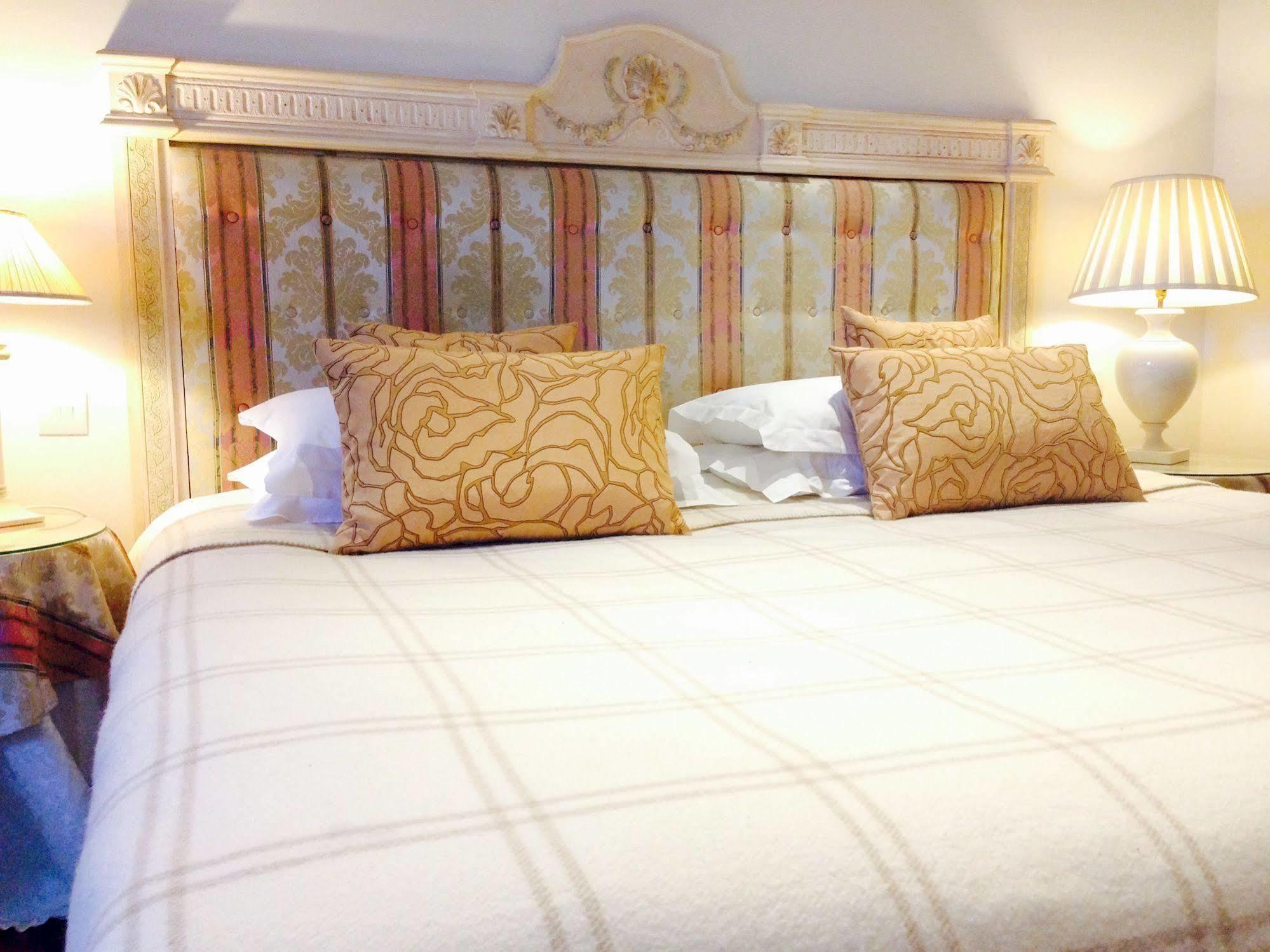 The Bell Inn Hotel Horndon-on-the-Hill Екстер'єр фото